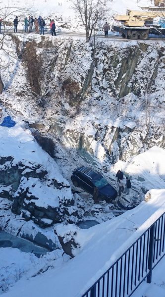 У Косові Фольксваген злетів у прірву, водій зазнав травм (ФОТОФАКТ)