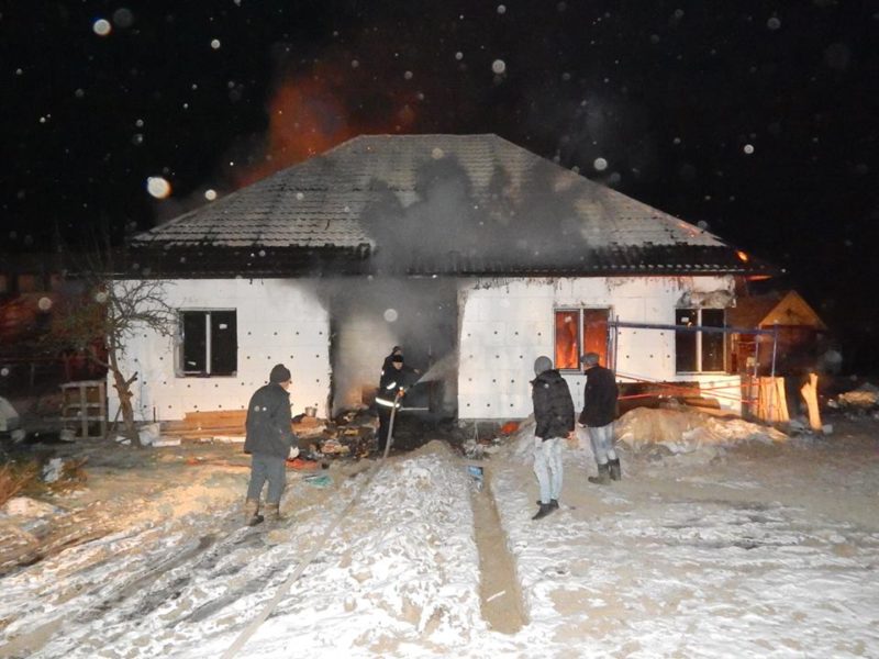 У приміському селі 5 годин гасили пожежу на дачі (ФОТО)