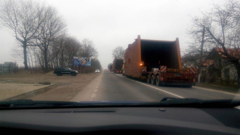 Прикарпатських водіїв попереджають про колону великих вантажівок (ФОТОФАКТ)