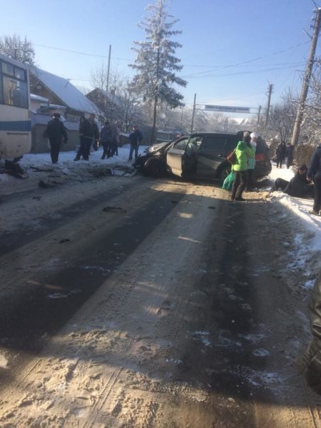 У Косові автівка зіткнулася з автобусом, водій у лікарні (ФОТО)