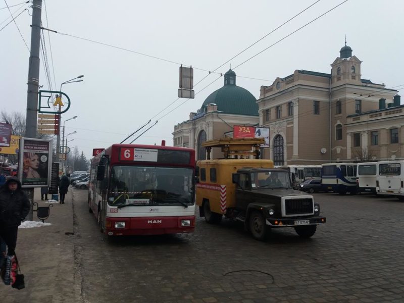 Зворотньою лінією через залізничний вокзал проїхав перший тролейбус