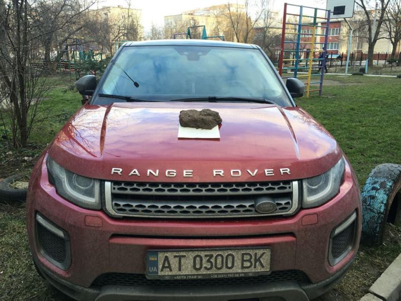 Камінь із запискою: франківського водія попередили, щоб той не паркувався на газоні (ФОТО)