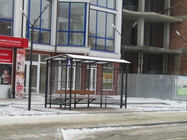 Сучасну автобусну зупинку встановили у Надвірній (ФОТО)