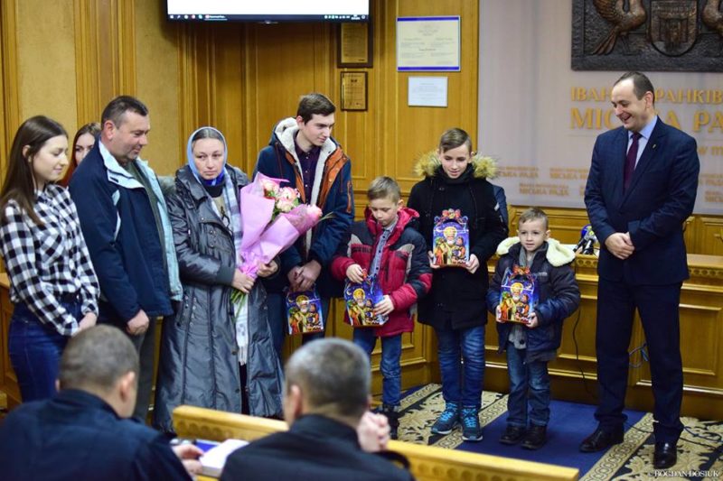 Почесне звання Мати-героїня  вручили мамі шістьох дітей з Івано-Франківська