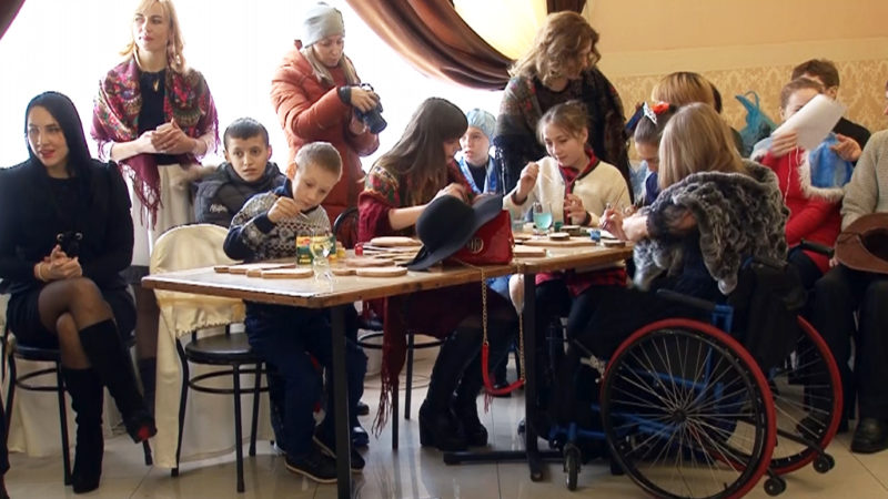 На Прикарпатті влаштували бал для людей із інвалідністю (ВІДЕО)