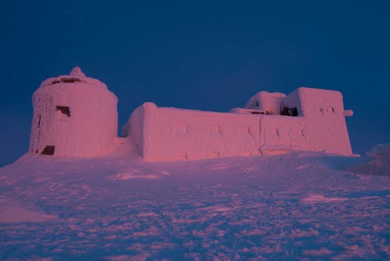 У мережі з’явилися неймовірні світлини рожевої обсерваторії на Піп Івані (ФОТО)