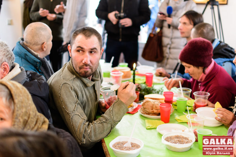 Різдво – для кожного. У Франківську влаштували святковий обід для бідних та безхатьків (ФОТО, ВІДЕО)