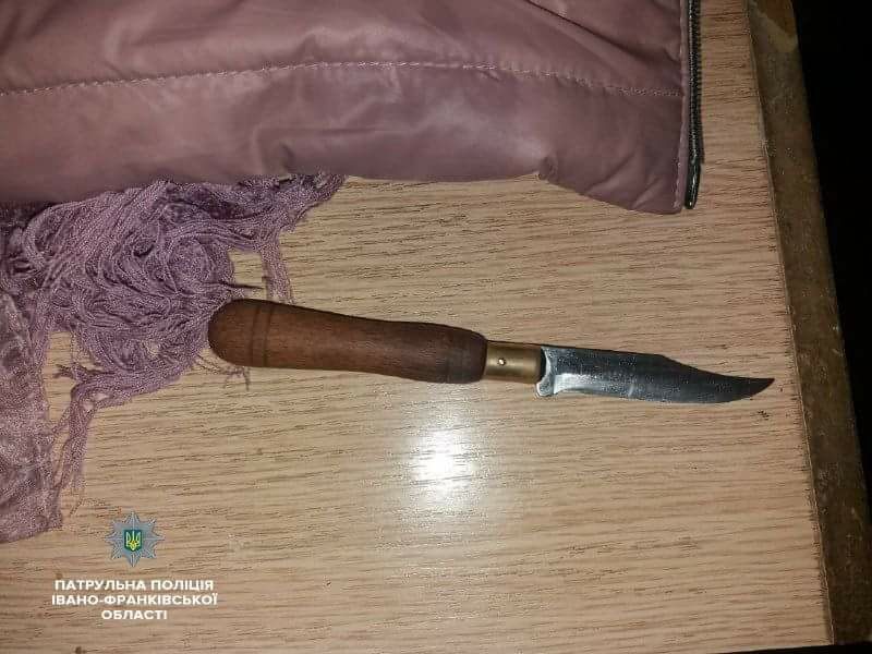 На Прикарпатті п’яний чоловік порізав себе ножем і загинув