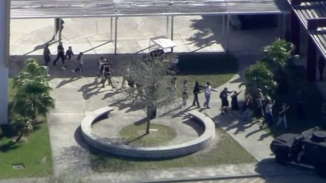 У США колишній учень влаштував стрілянину в школі, 17 загиблих