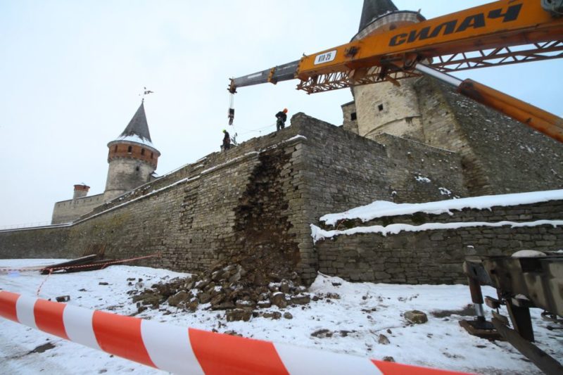 У Кам’янець-Подільському через обвалення розбирають частину фортеці XIV століття