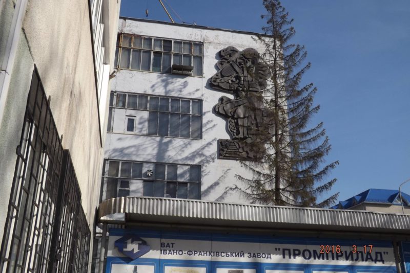 У Франківську взялися за ремонт 40-річного металевого барельєфу (ВІДЕО)
