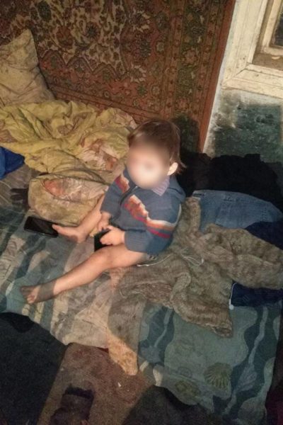 До лікарні забрали трьох дітей, за яким неналежно доглядала матір з Прикарпаття (ФОТО)