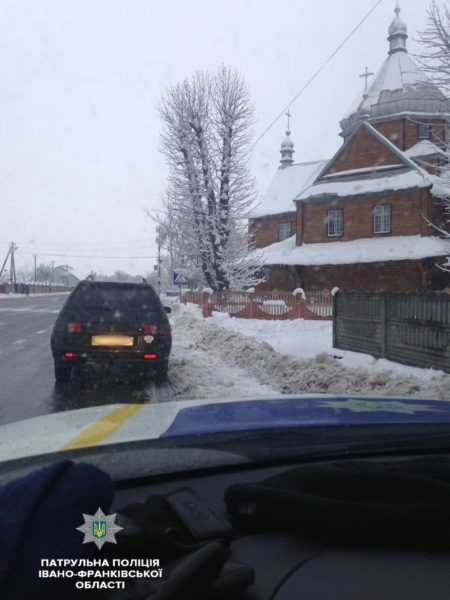 Прикарпатські патрульні спіймали п’яного священика за кермом. Той пояснив, що причащався