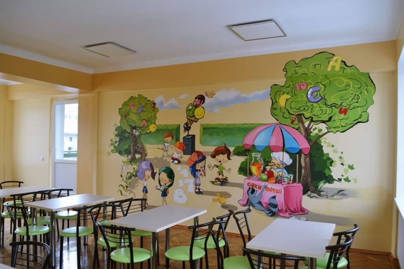 У міській дитячій лікарні цікаво розфарбували стіну (ФОТО)