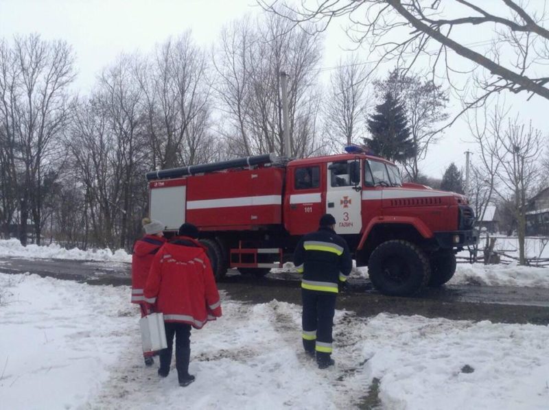 Прикарпатські рятувальники допомогли медикам транспортувати хвору жінку(ФОТОФАКТ)