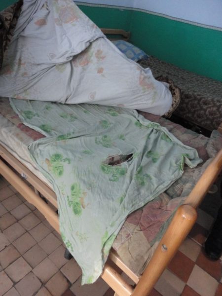 Від пацієнтів психлікарні на Прикарпатті ховали новий одяг і білизну: люди ходили і спали в лахмітті (ФОТО)