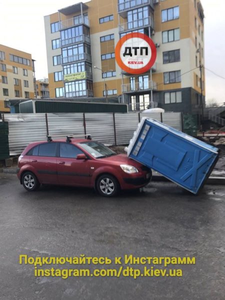У Києві на автомобіль впав біотуалет із жінкою всередині (ФОТО)