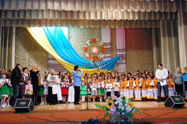 Народні танці та колоритні костюми: на Прикарпатті відбувся мистецький проект “Молодь за Україну”