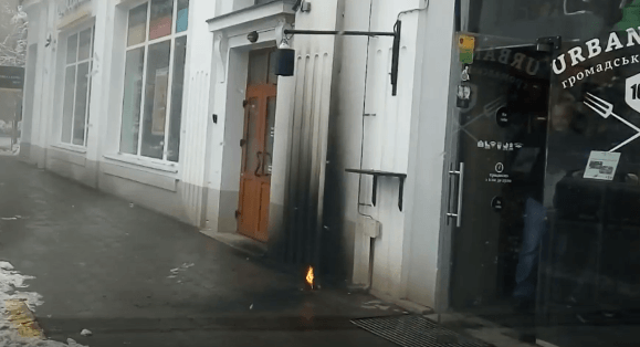 У центрі Франківська невідомі кинули димову шашку під двері популярного закладу (ВІДЕО)