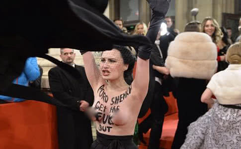 Активістка Femen роздяглася для Порошенка на Віденському балі