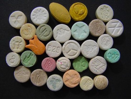 Прикарпатські наркоторговці пересилали таблетки поштою
