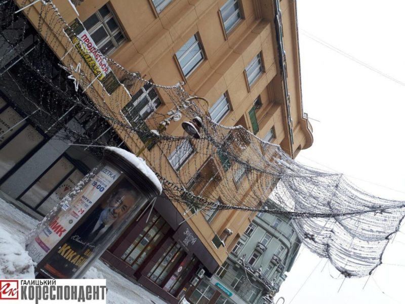 У центрі Франківська внаслідок негоди пошкоджено новорічну ілюмінацію (ФОТО)