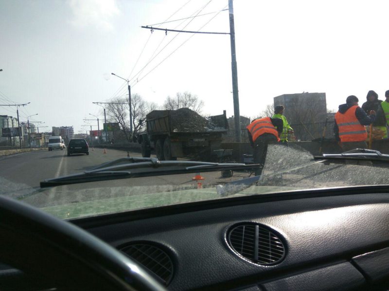 На мості в Пасічну ремонтують дорогу, утворився затор (ФОТО)