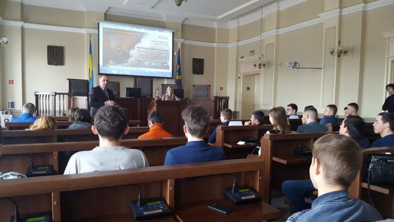 “Чи варто було відправляти студентів та гімназистів  на бій під Крутами?” – про це дебатувала молодь у Коломиї