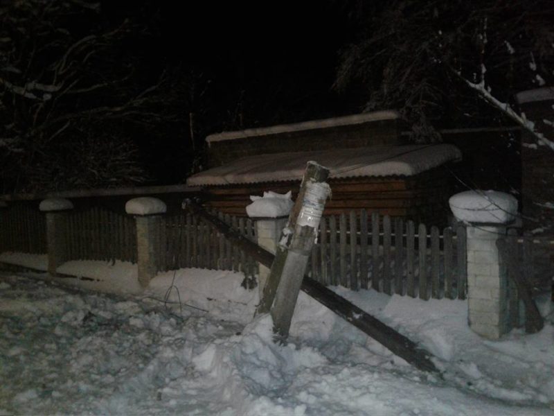 У Косові п’яний водій зніс стовп та ледь не збив пішоходів з дитиною