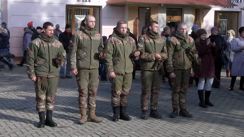 У Коломиї урочисто зустріли захисників України, які повернулися з передової
