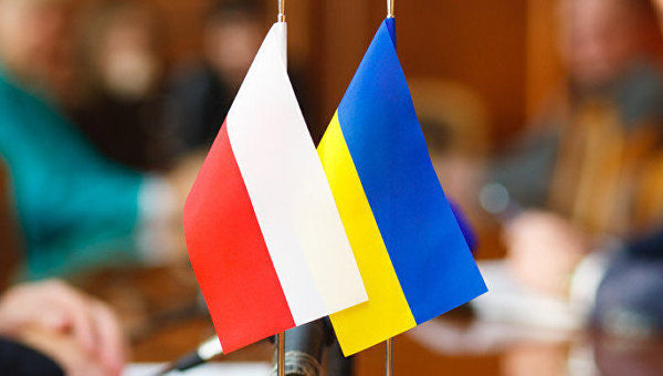 Відомі франківські письменники виступили за повернення політики діалогу між Україною та Польщею