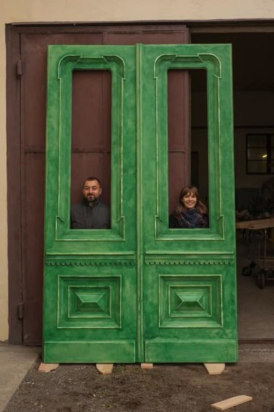 У Франківську почали реставрувати двері з будинку профспілок (ФОТО)