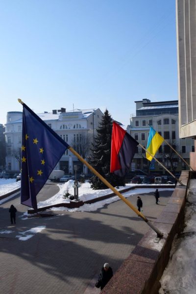 На франківській адмінбудівлі встановили прапор УПА (ФОТО)
