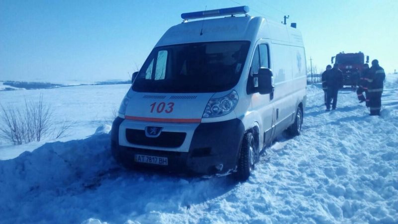 Прикарпатські рятувальники допомогли медикам, які застрягли на дорозі