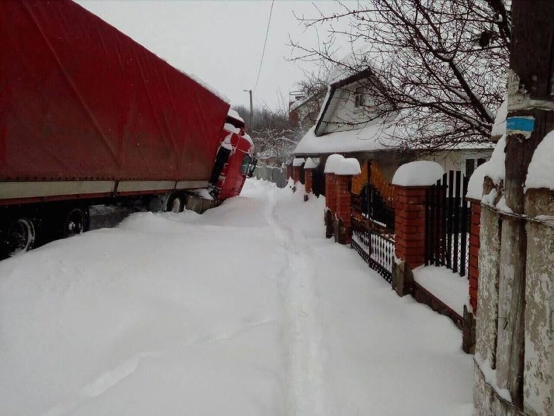 Шістьом автомобілістам за добу допомогли прикарпатські рятувальники