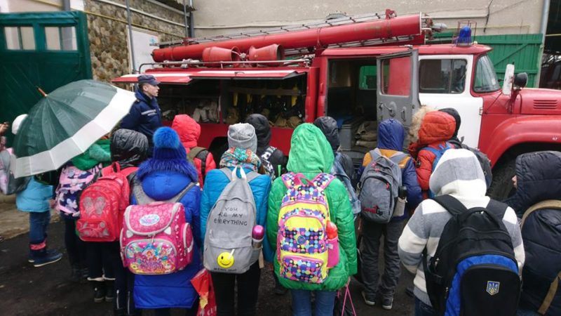 Прикарпатські рятувальники розповіли школярам про свою професію (ФОТО)