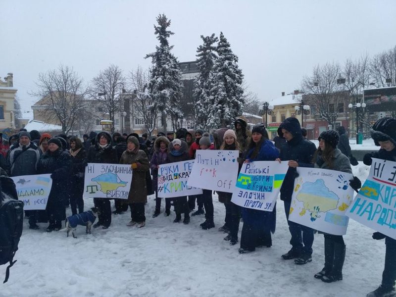 У центрі Франківська переселенці протестують проти виборів у анексованому Криму (ФОТО)