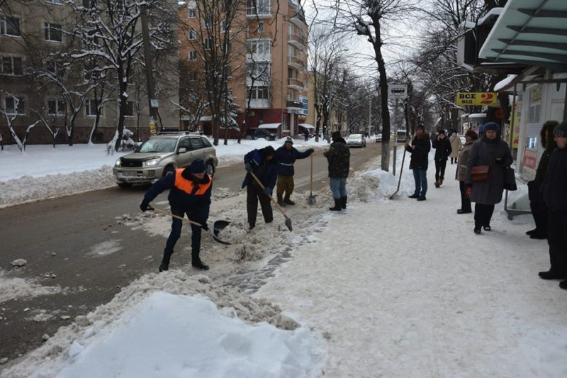 Працівники “Водоекотехпрому” долучилися до прибирання вулиць від снігу (ФОТО)