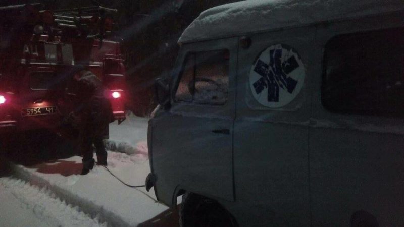 На Городенківщині рятувальники визволяли швидку, яка спішила на допомогу малюку (ФОТОФАКТ)
