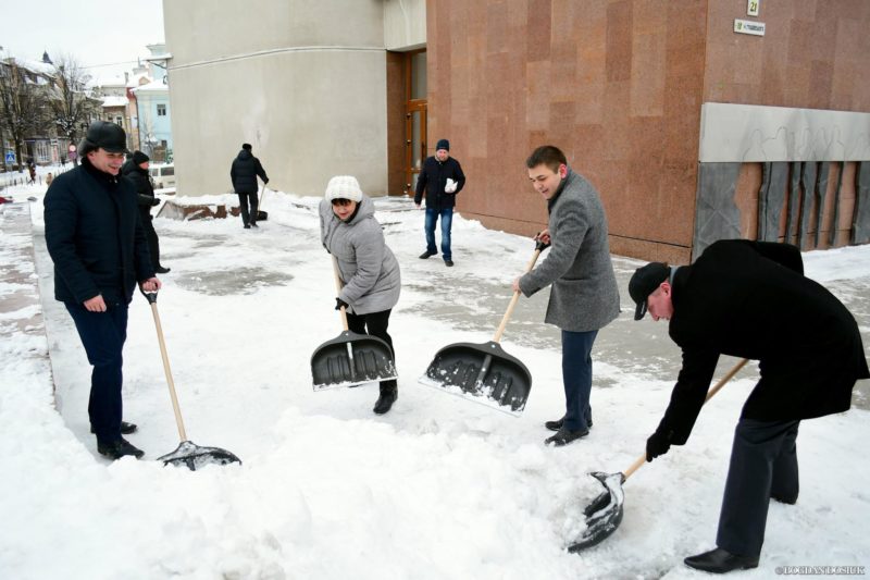 У разі необхідності франківські чиновники готові взяти до рук лопати і прибирати сніг