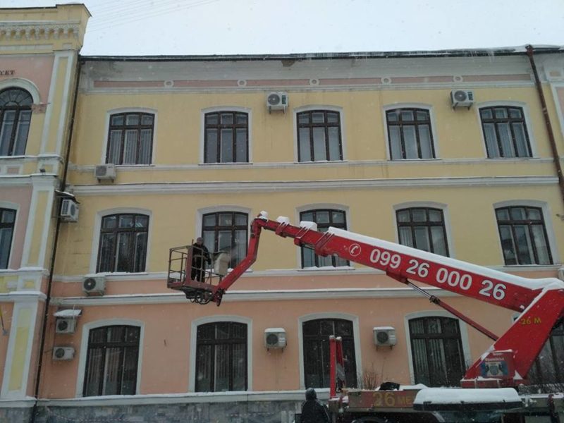 У середмісті Івано-Франківська чистять дахи від бурульок (ФОТО, ВІДЕО)
