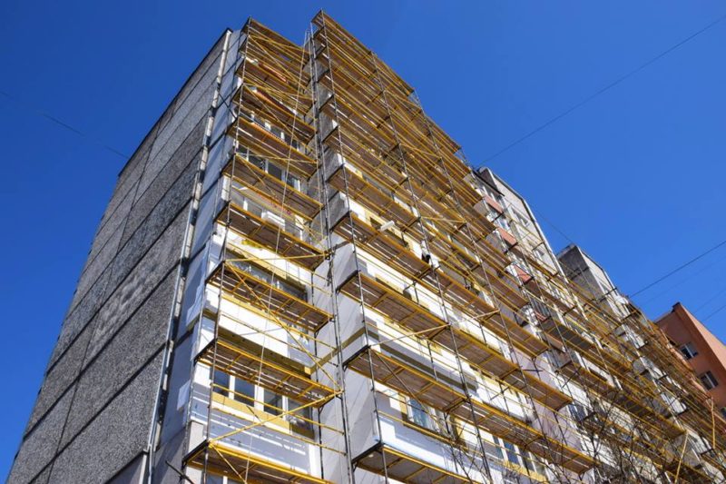 Чергову франківську багатоповерхівку почали комплексно утеплювати (ФОТО)