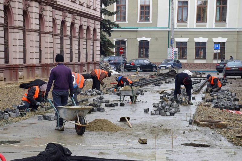 Роботи на площі Міцкевича та вулиці Лесі Українки відновлено (ФОТОФАКТ)