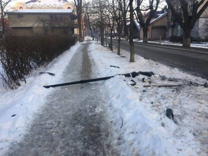 У Коломиї водій збив ліхтар та втік з місця пригоди (ФОТО)