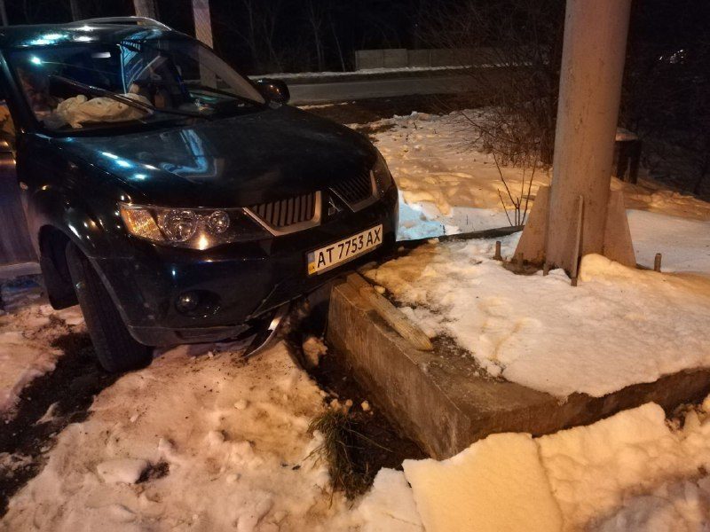 У Франківську п’яний водій Міцубісі розбив машину і “посунув” бігборд (ФОТО)