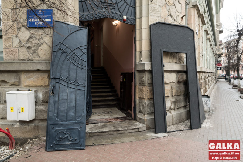 Ще одні старовинні двері Франківська відправили на реставрацію (ФОТО)