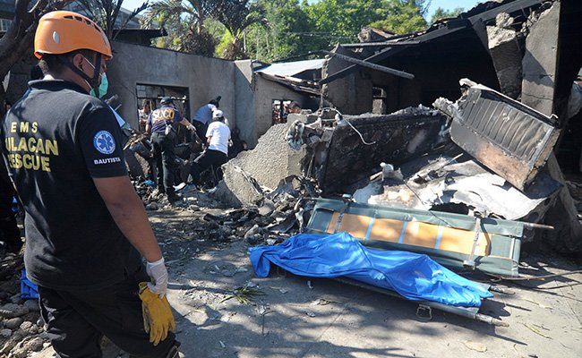 На Філіппінах літак врізався у житловий будинок, є загиблі