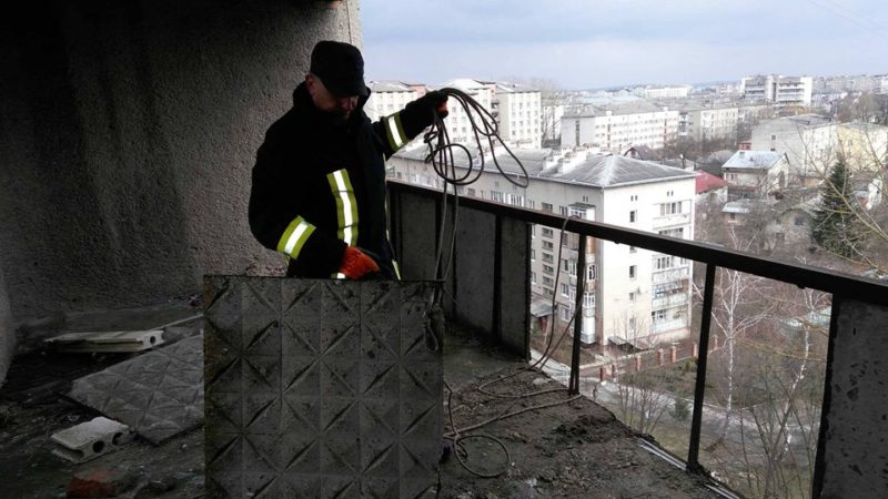 Франківські рятувальники запобігли обвалу балкона (ФОТО)