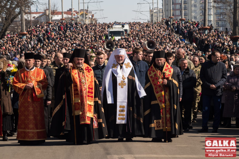 Тисячі прикарпатців вийшли на Хресну дорогу в Івано-Франківську (ФОТО)