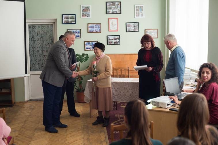 Найстарша поетеса Коломийщини отримала премію Покутського фонду імені Леся Гринюка